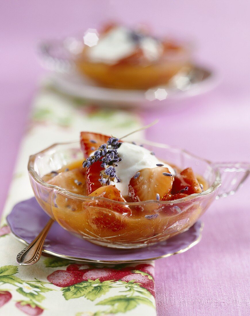 Erdbeerkaltschale mit Lavendel und Sahne