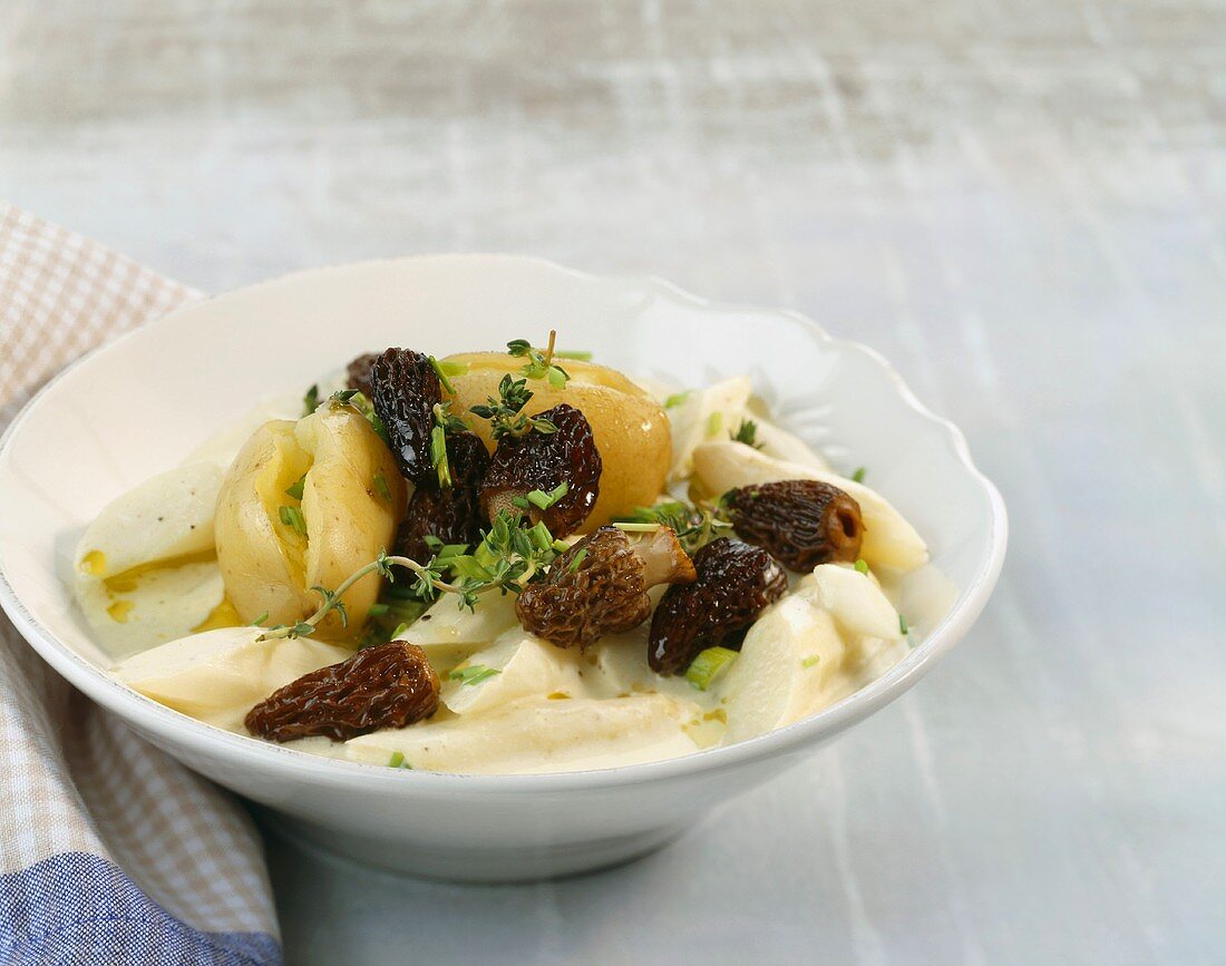 Spargelragout mit Kartoffeln und Morcheln