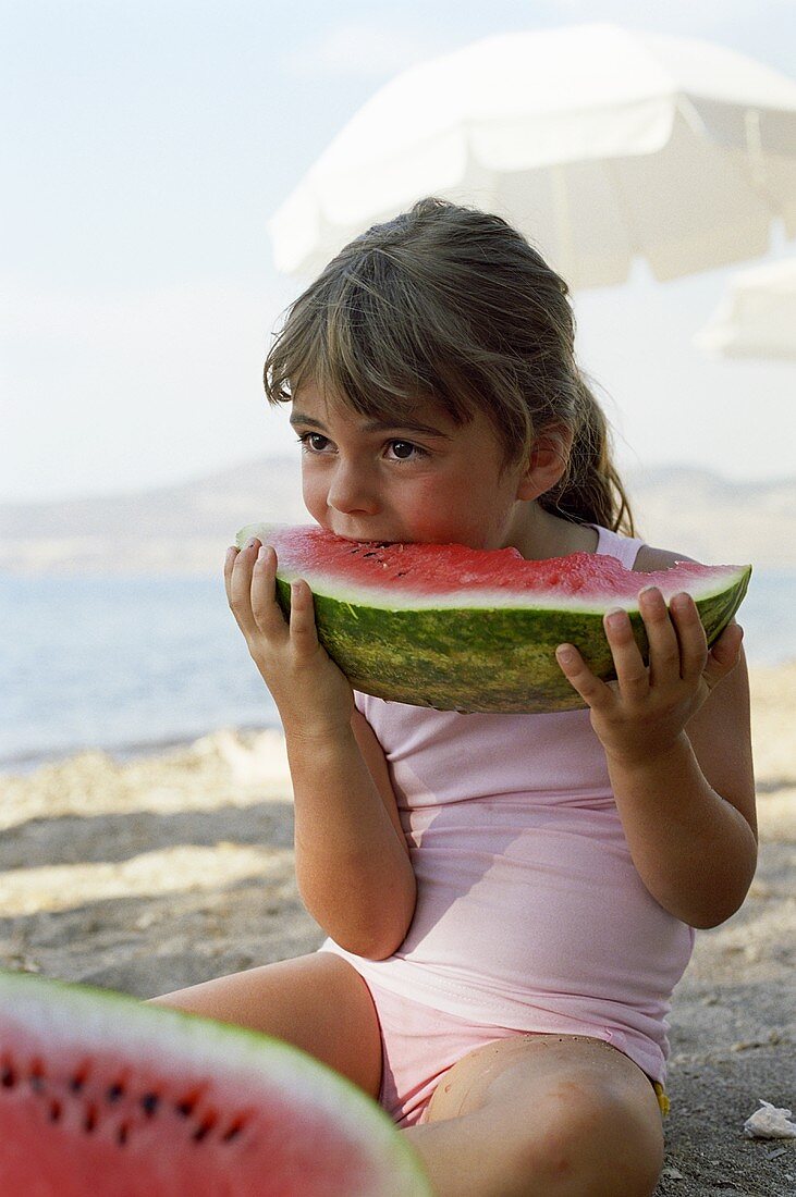 Kleines Mädchen isst eine Wassermelone