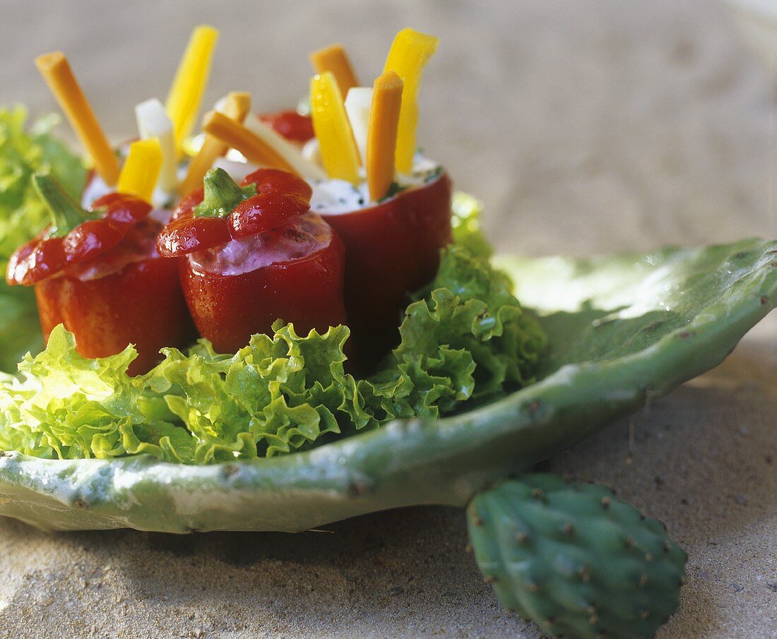 Gemüse-Fingerfood mit Dips in Paprikas