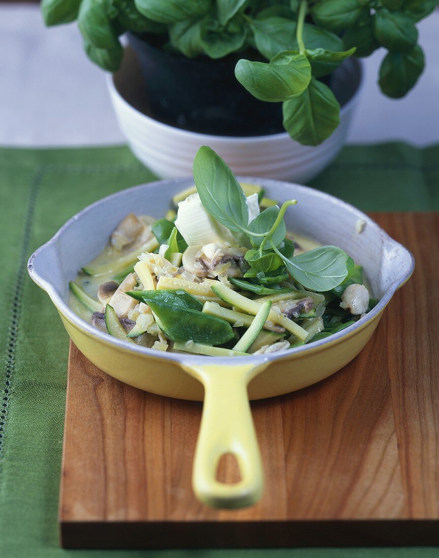 Mangetout and courgette stew in basil cream