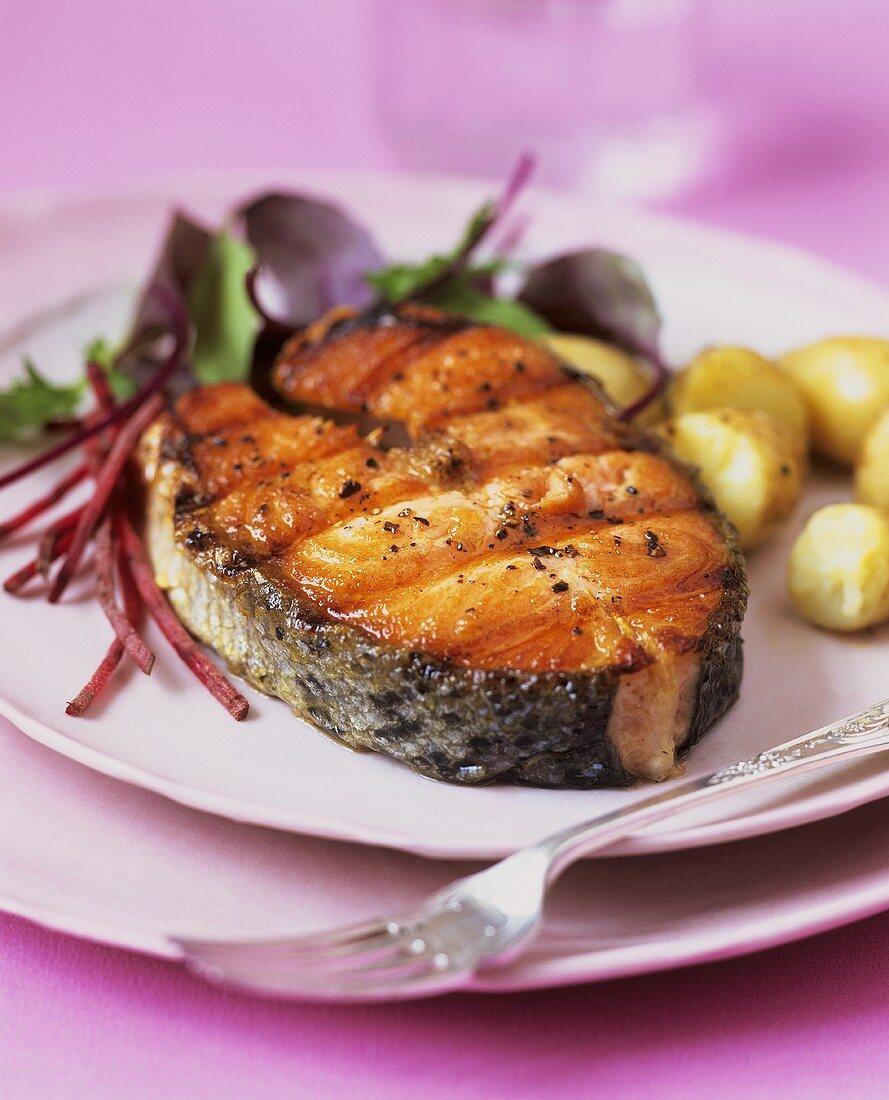 Gegrilltes Lachssteak mit Kartoffeln