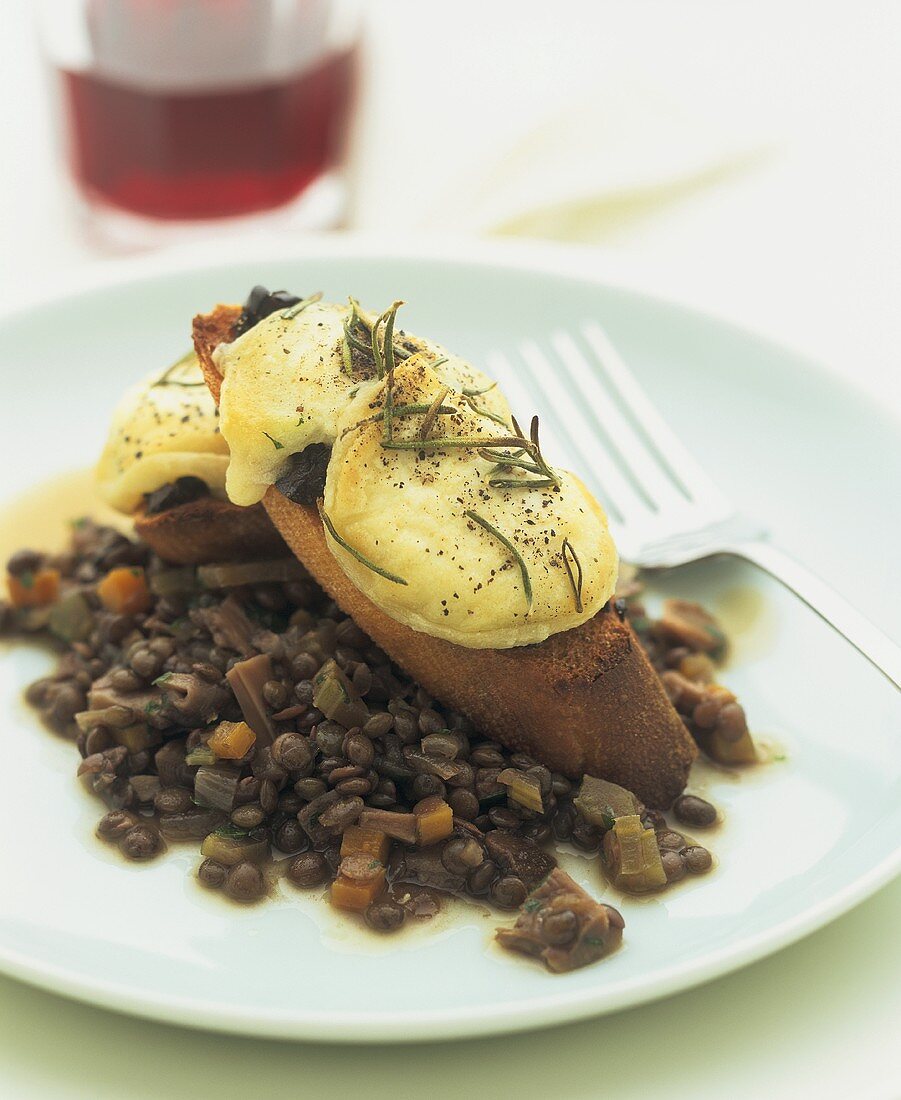 Fried goat's cheese on slices of baguette with lentils