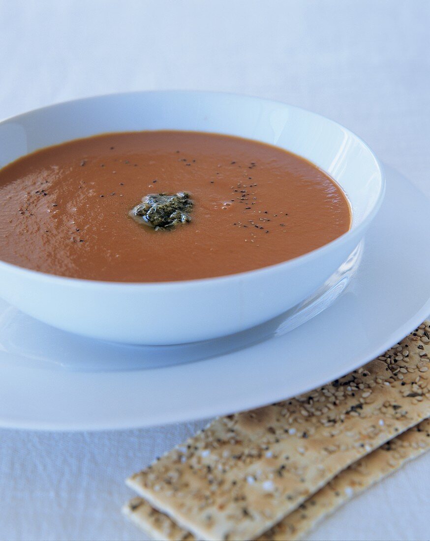 Tomatensuppe mit geröstetem Pfeffer und Knäckebrot