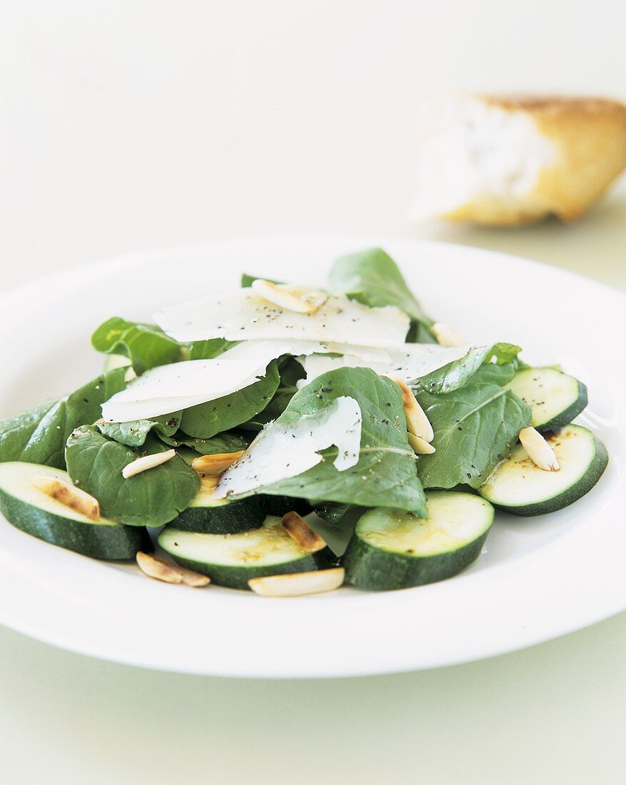 Zucchini-Carpaccio mit Rucola und Parmesanscheiben