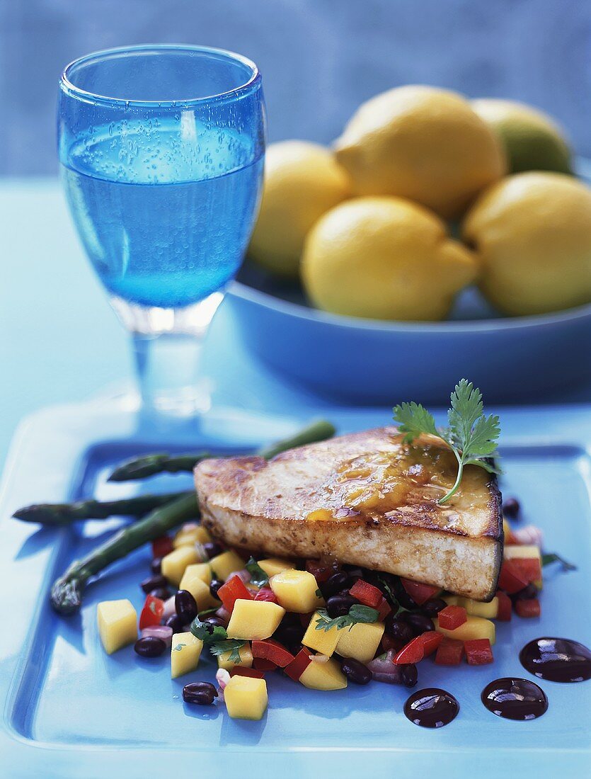 Fischsteak auf fruchtigem Gemüsesalat