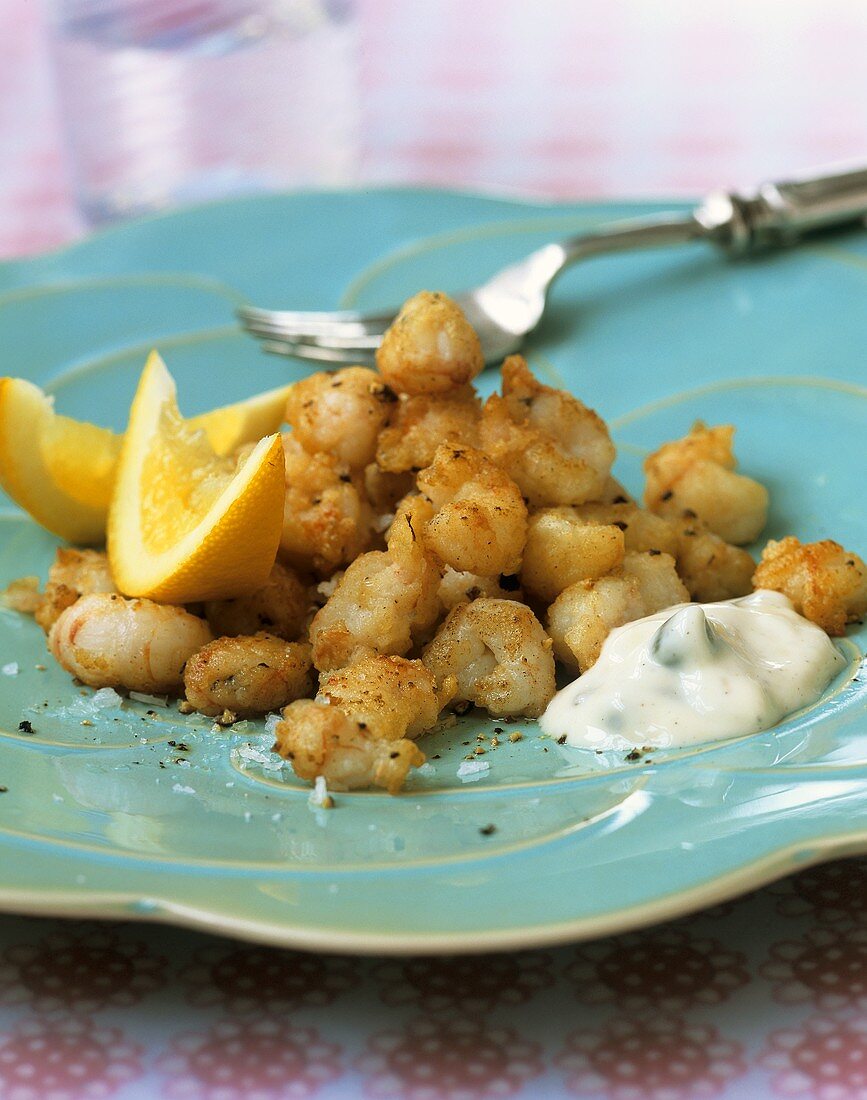 Deep-fried shrimps with lemon and dip