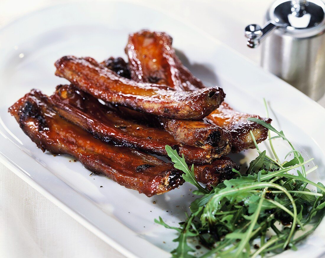 Barbecued pork ribs with rocket salad