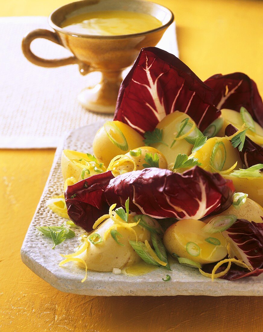Potato and radicchio salad with spicy lemon sauce