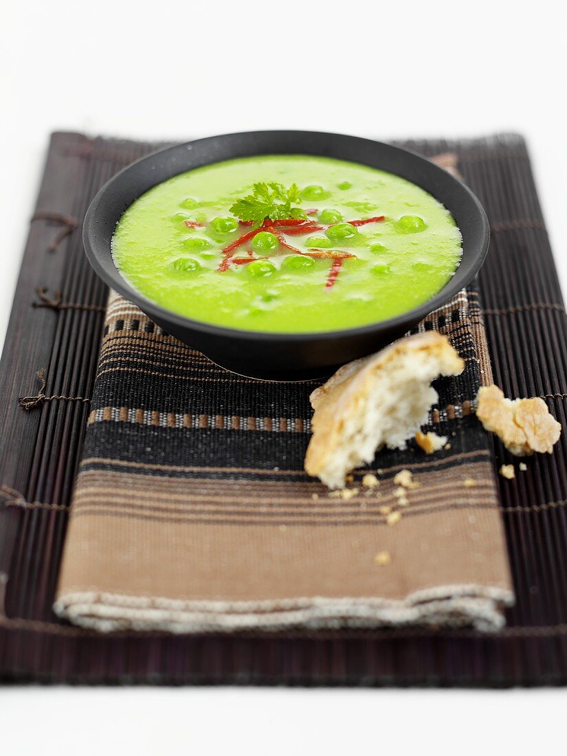 Creamed pea soup with whole peas