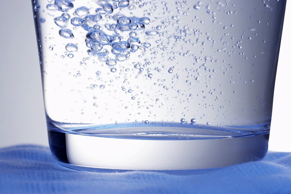 Nahaufnahme eines Mineralwasserglases