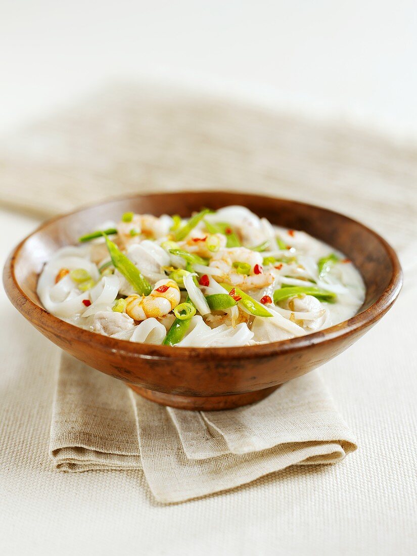 Chicken and shrimp laksa (Asian noodle soup)