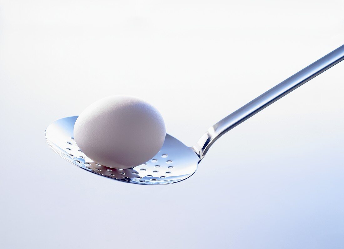 Weisses Ei auf einer Schaumkelle