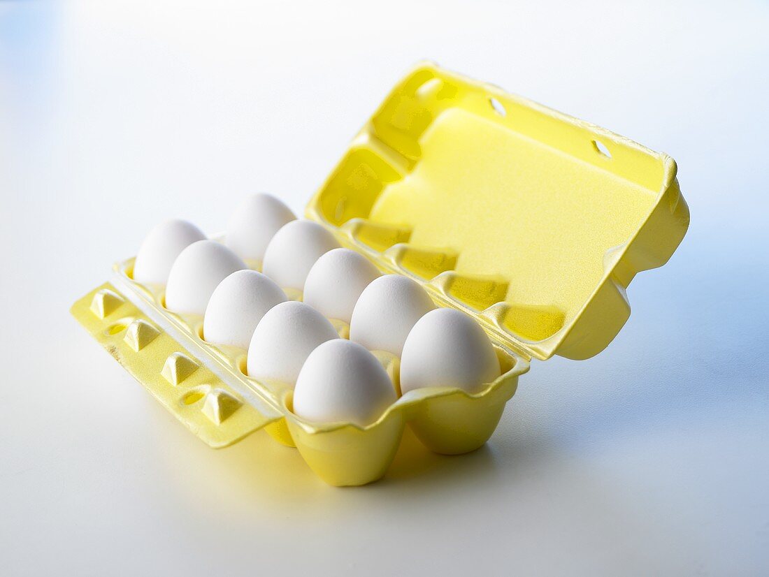 Zehn weiße Eier im offenen Karton
