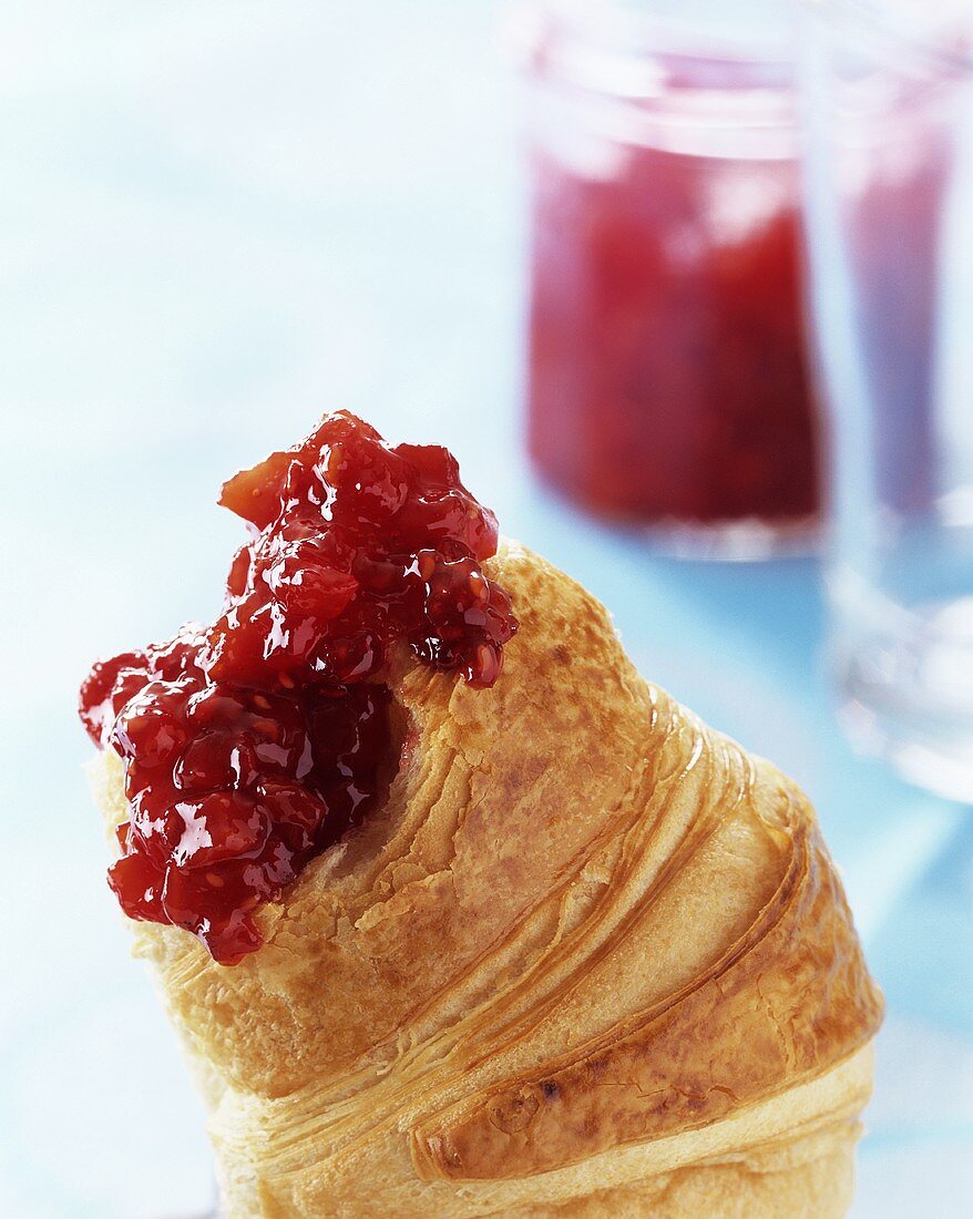 Papaya-Himbeer-Marmelade auf einem Croissant