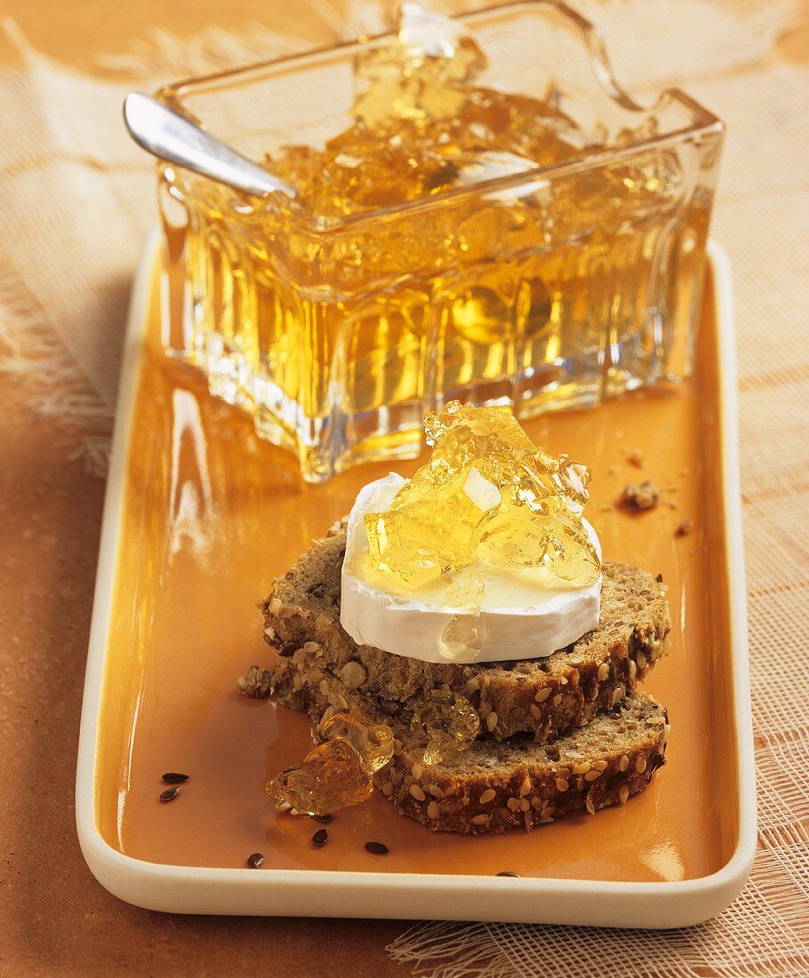 Wholemeal bread with goat's cheese and quince jelly