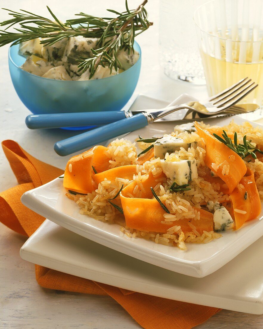 Rice dish with Gorgonzola and strips of carrot