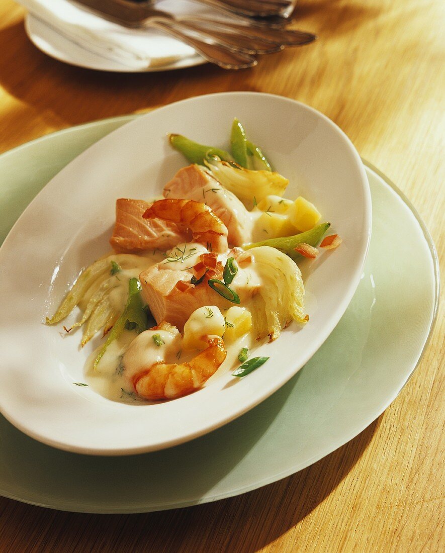 Garnelen und Lachs auf einem Teller mit Gemüse