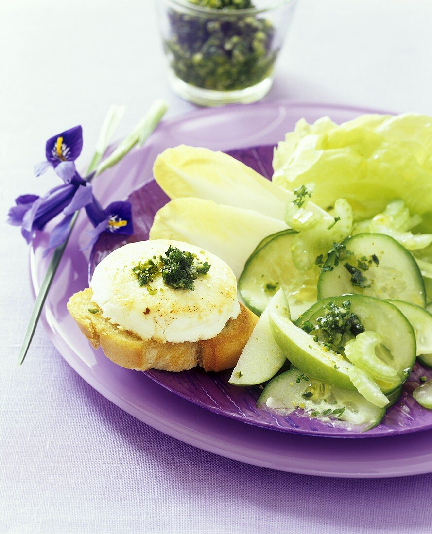 Warm goat's cheese on baguette, salad and pistachio pesto