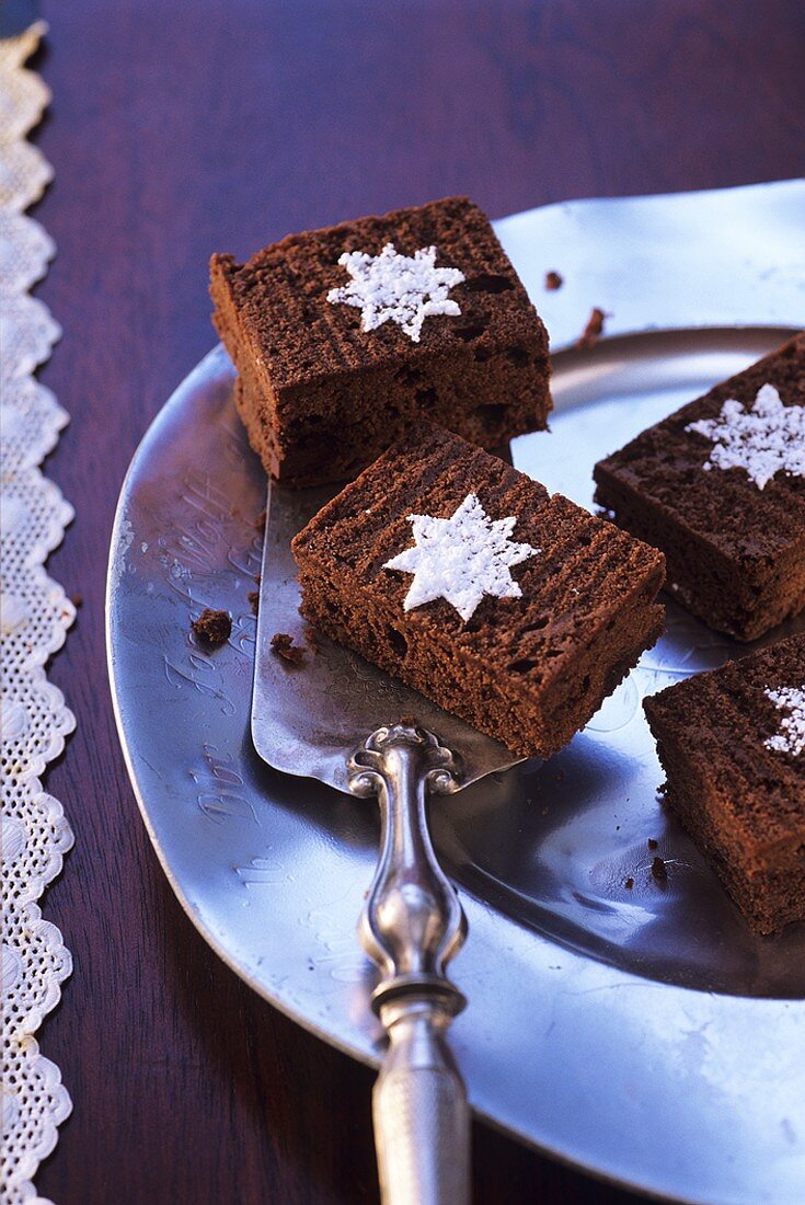 Brownies mit Puderzuckersternen verziert