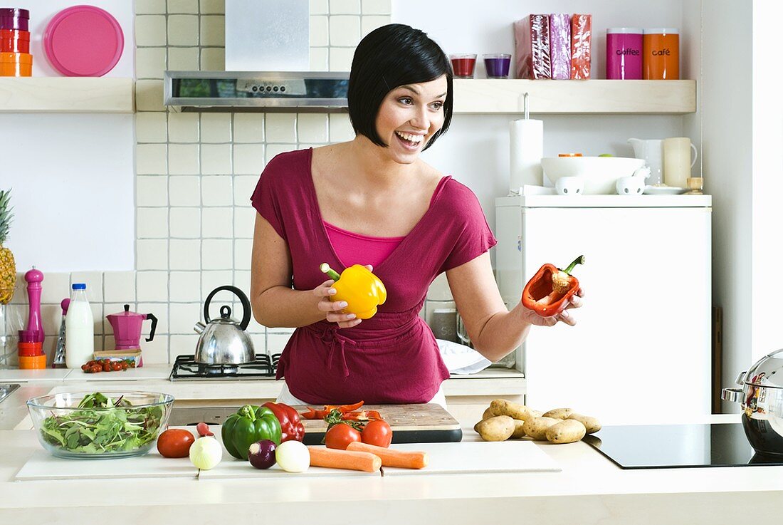 Frau mit frischem Gemüse in der Küche