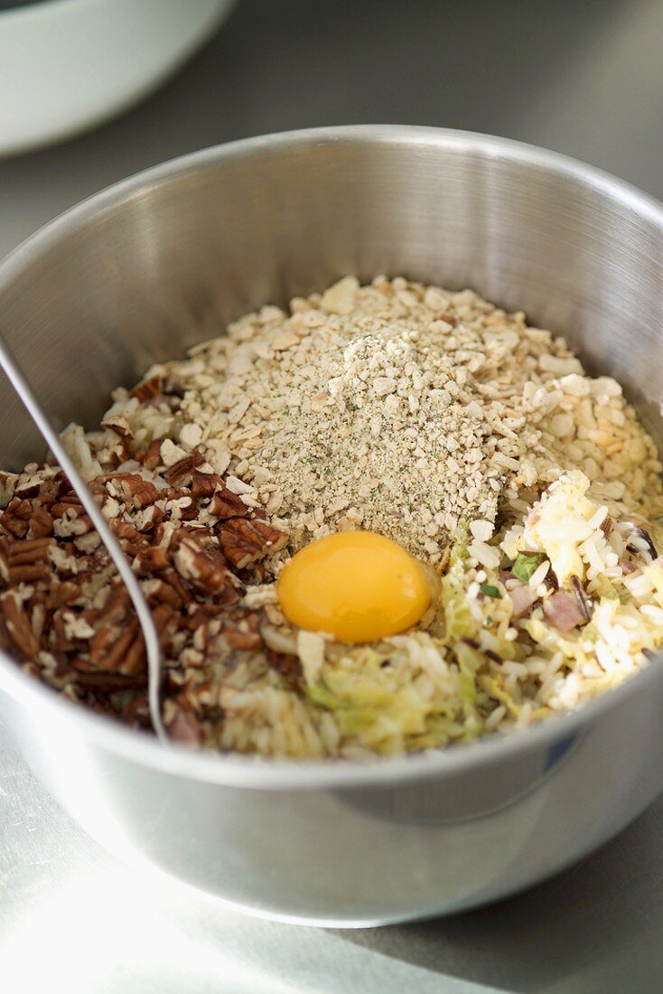 Zutaten für eine Reis-Füllung mit Speck, Kräutern und Nüssen