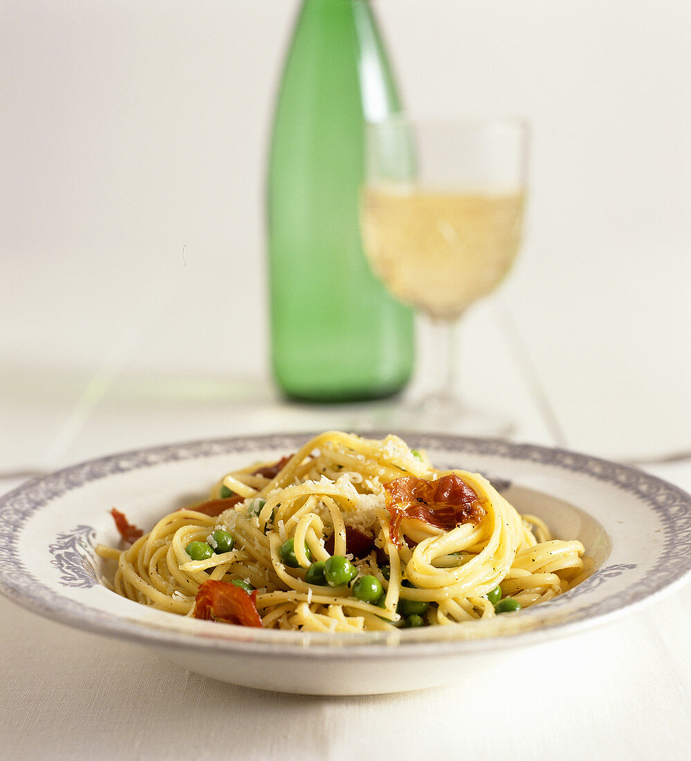 Spaghetti mit Erbsen und Schinken