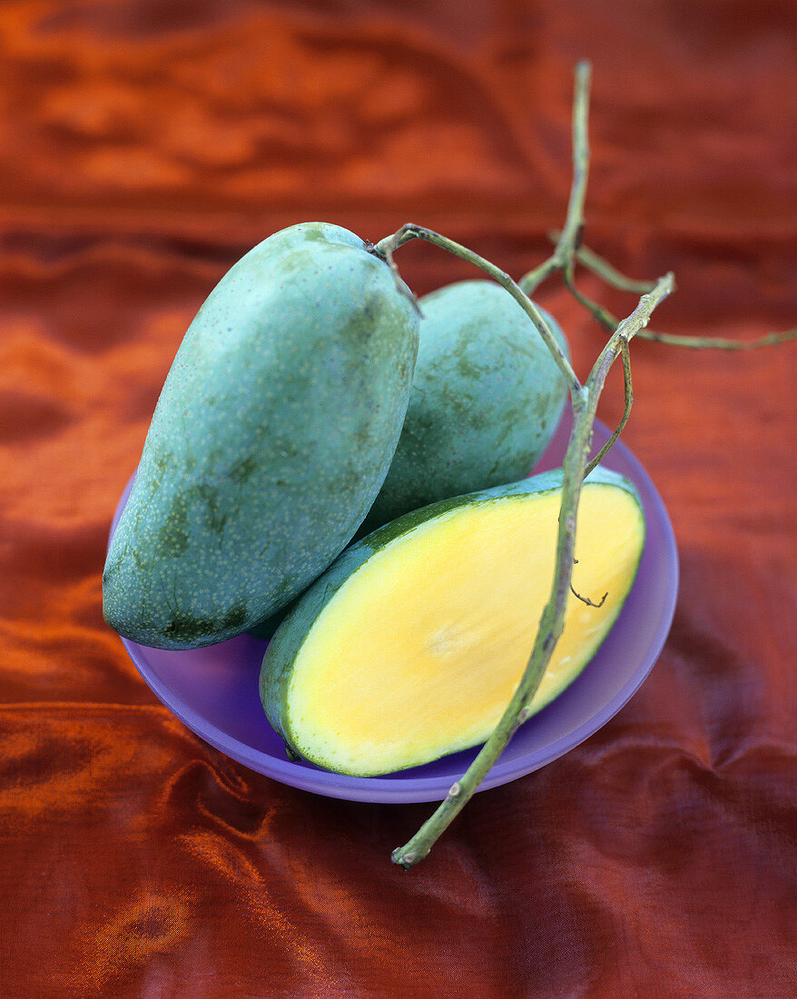Grüne Mangos, eine aufgeschnitten