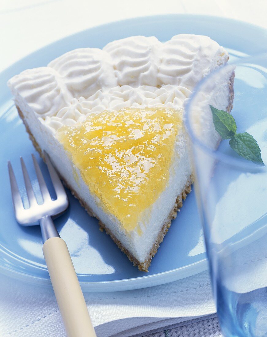 Ein Stück Zitronen-Frischkäse-Torte
