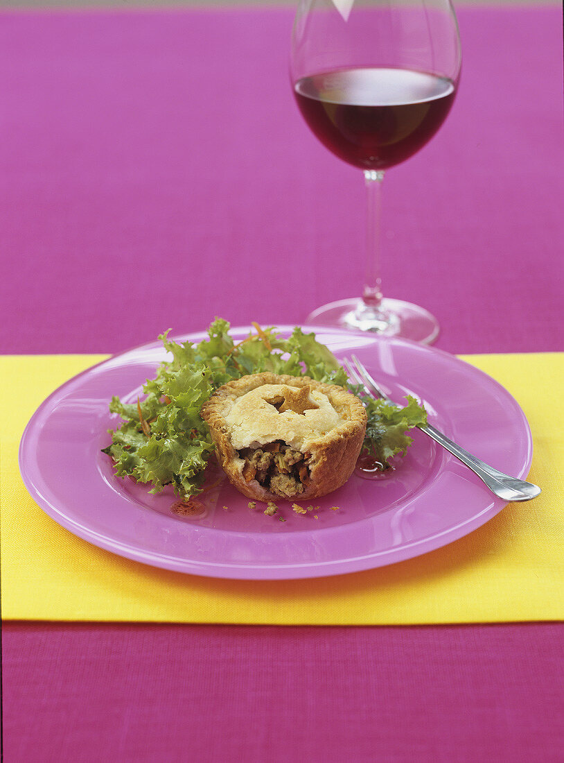 Pastetchen mit Schweinefleischfüllung und Salat