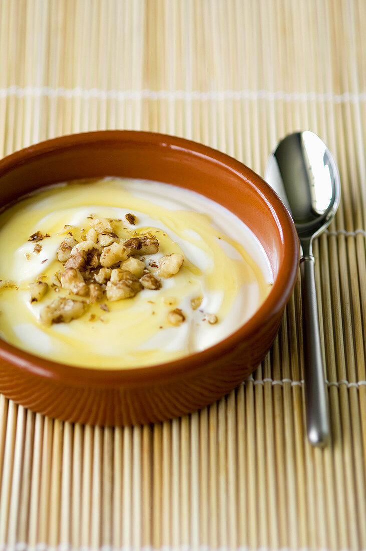Green yoghurt with honey and nuts