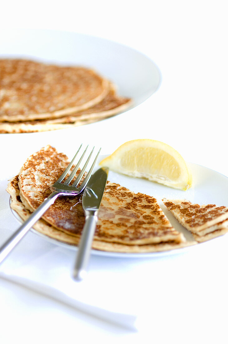 Pancakes mit Zucker und Zitrone (beliebt zu Shrove Tuesday)