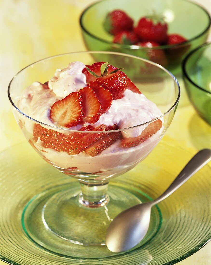 Erdbeer-Vanille-Dickmilch mit frischen Früchten