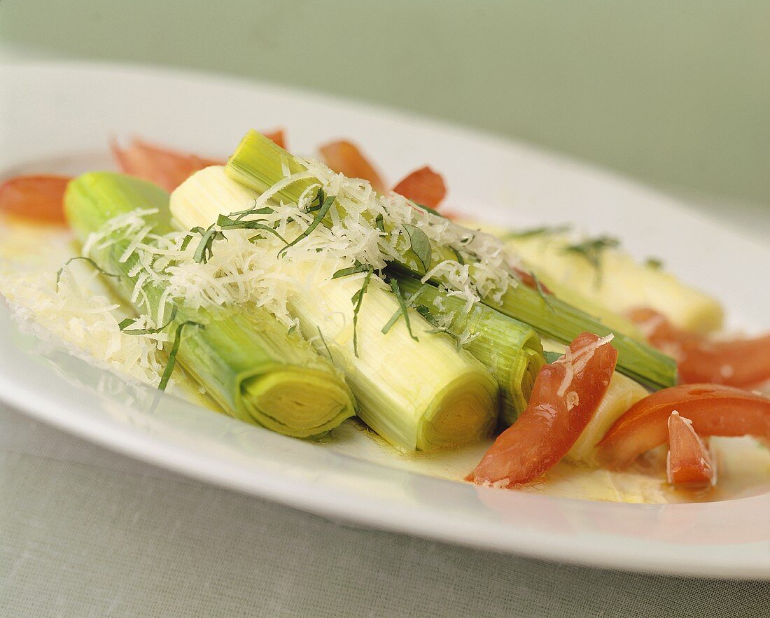 Braised leeks with tomatoes