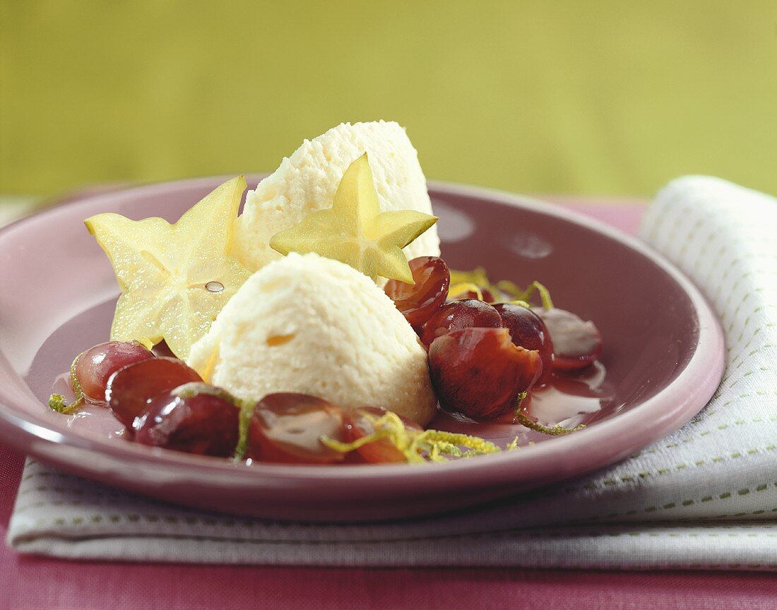 Weisses Schokoladenmousse mit roten Weintrauben