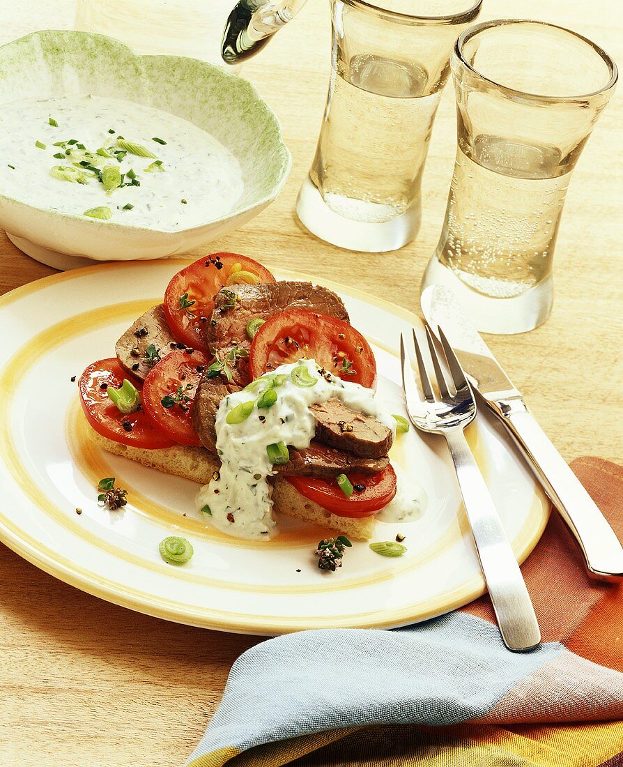 Rindfleisch und Tomaten mit Joghurtsauce auf Fladenbrot
