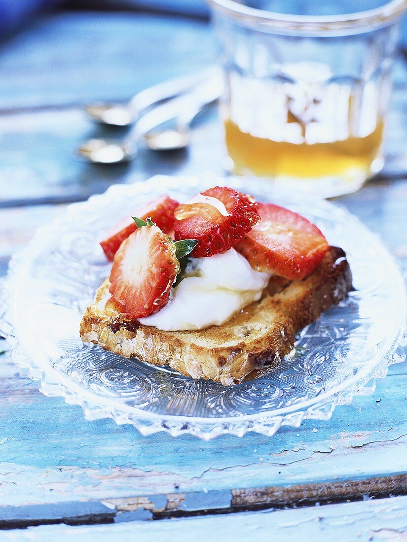 French toast with yoghurt and strawberries