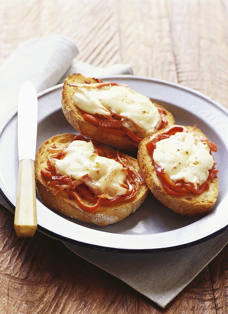 Geröstetes Weißbrot mit Paprika und Mozzarella