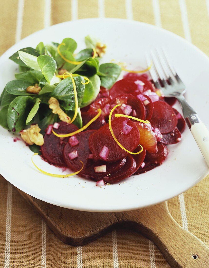 Rote-Bete-Salat mit Orangen und Feldsalat und Nüssen