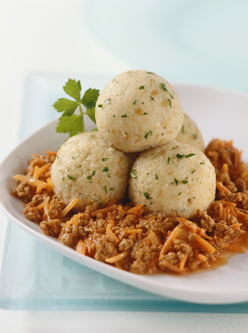 Mini-Semmelknödel auf Karotten-Bolognese