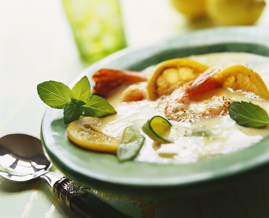 Bohnencremesuppe mit gebratenen Garnelen