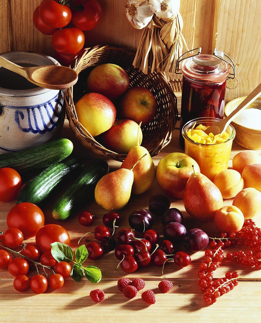 Stillleben mit Obst und Gemüse zum Einkochen