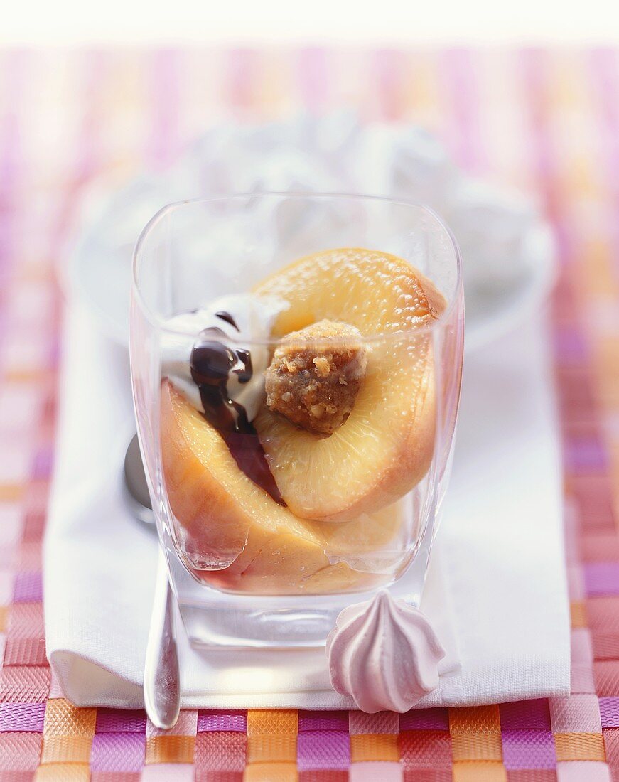 Gedämpfte Pfirsiche mit Marzipan-Krokant-Füllung