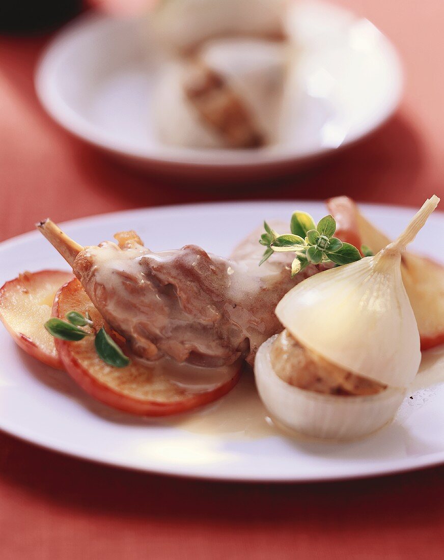 Kaninchenkeule mit gefüllten Zwiebeln