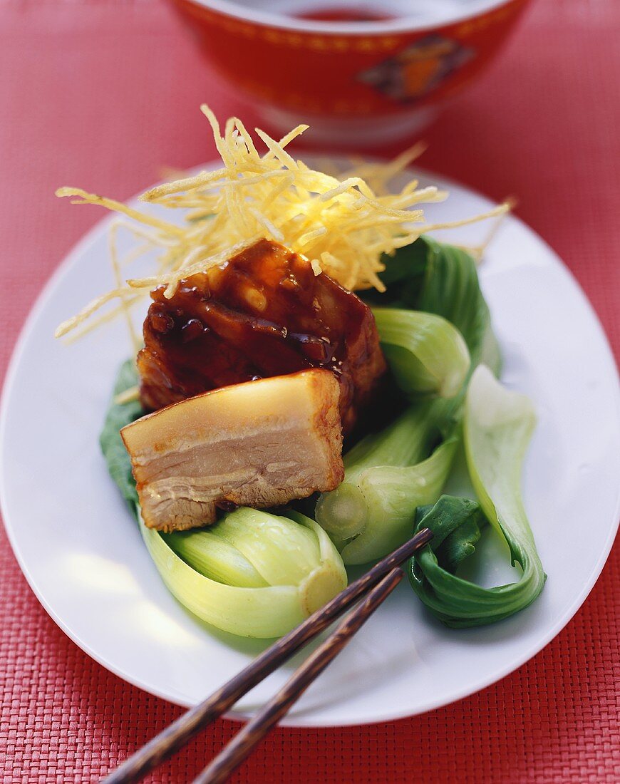 Glasierter Schweinebauch mit Pak Choi und Kartoffelstroh