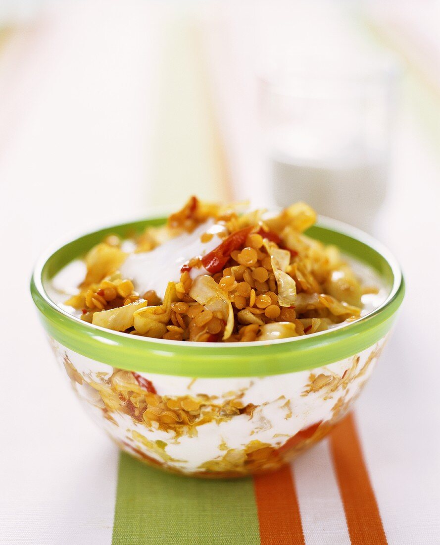 Pan-cooked cabbage dish with red lentils and yoghurt