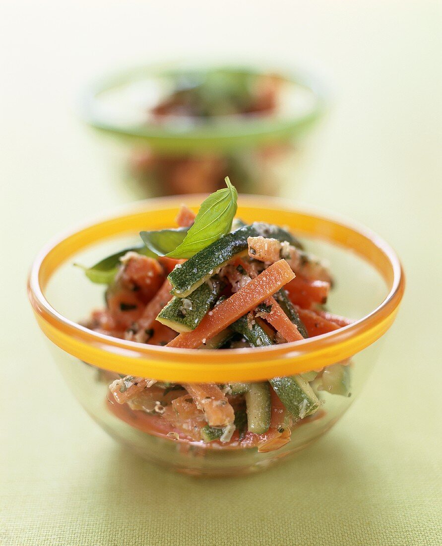 Möhren-Zucchini-Salat mit Mandelpesto