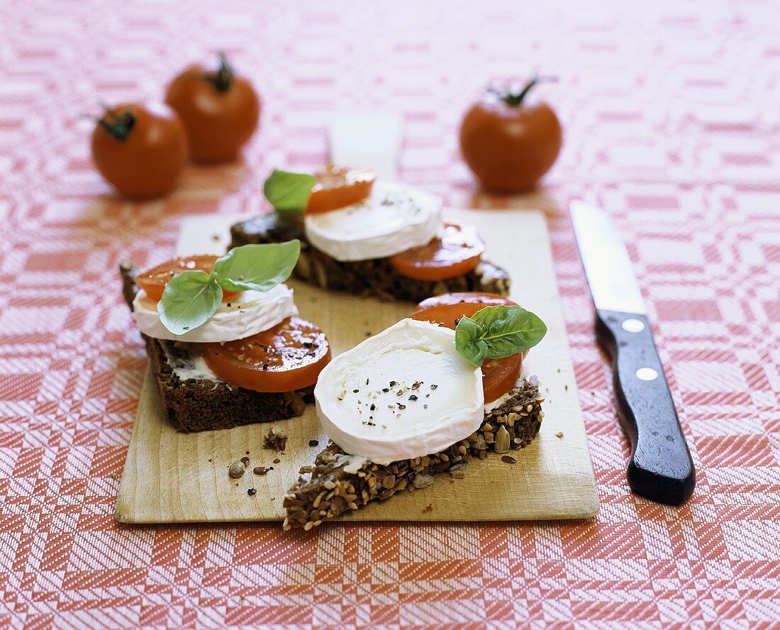 Basil and tomato snacks