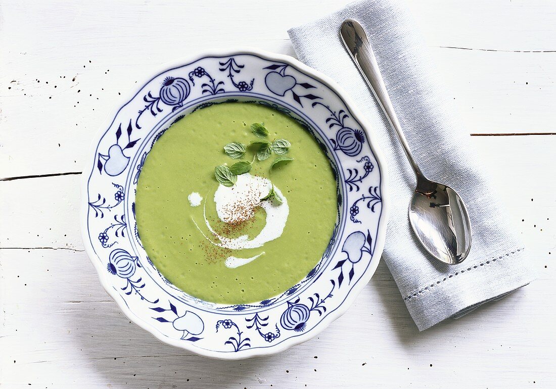 Erbsensuppe mit Minze und Zimt