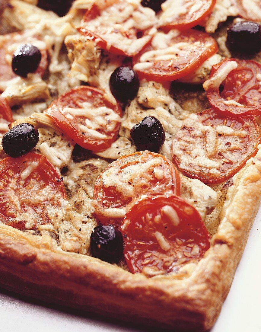 Pizza mit Tomaten, Oliven und Artischocken